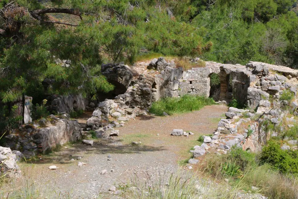 Grundmauern der Kichenruine mit Blick auf den umliegenden Wald