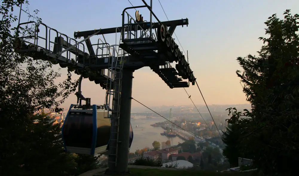 Die Gondel der Seilbahn kommt auf dem Hügel am Abend an. 