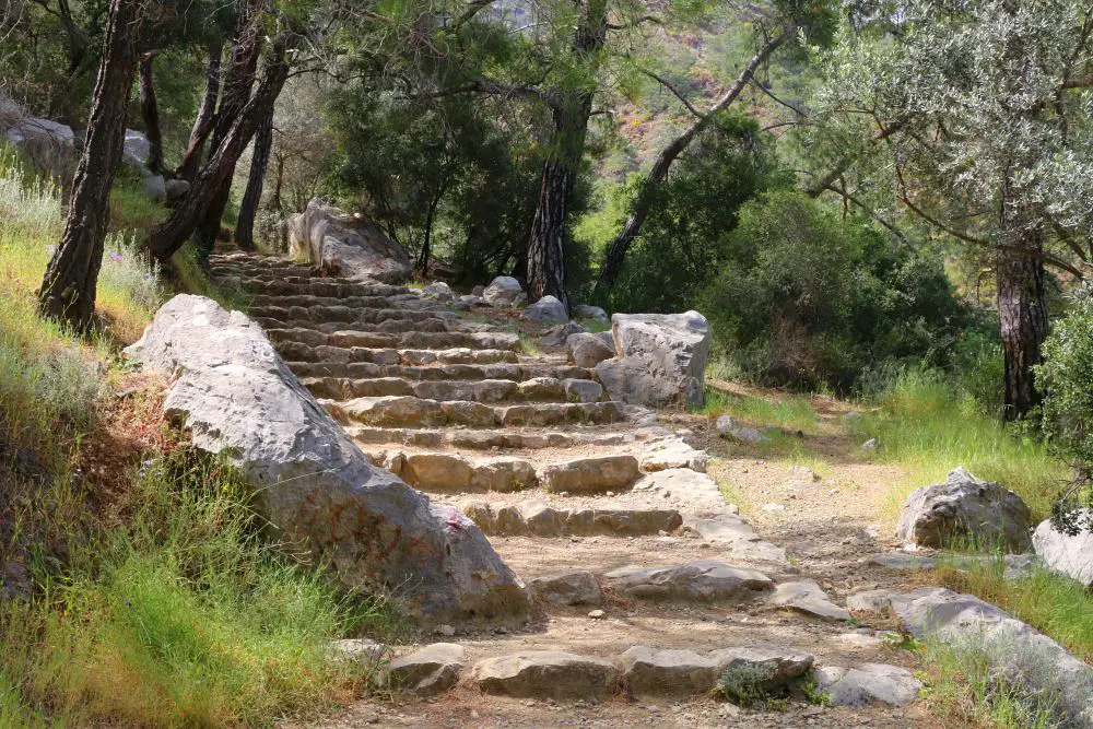 Wanderweg mit aus Steinen gebauten Treppen