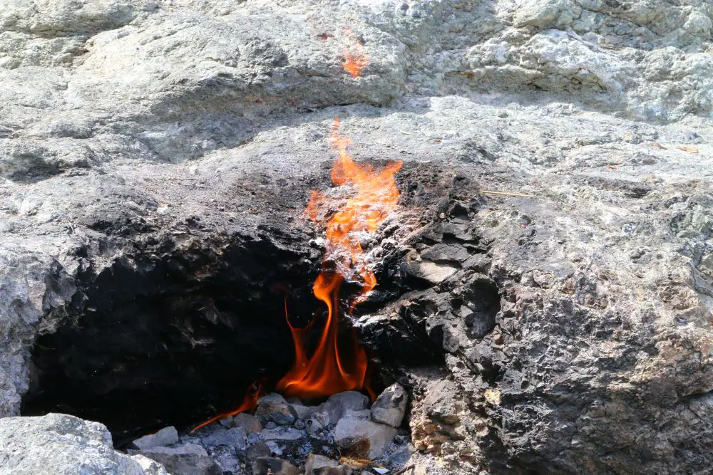 Aus einem Stein austretende Gasflamme