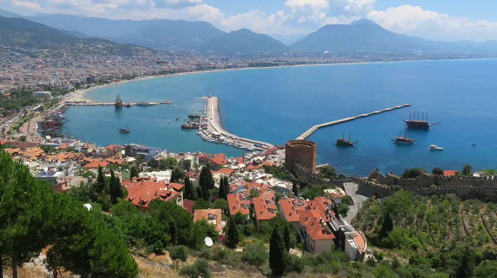 Ausblick vom Burgberg in Alanya auf den Roten Turm und den Hafen