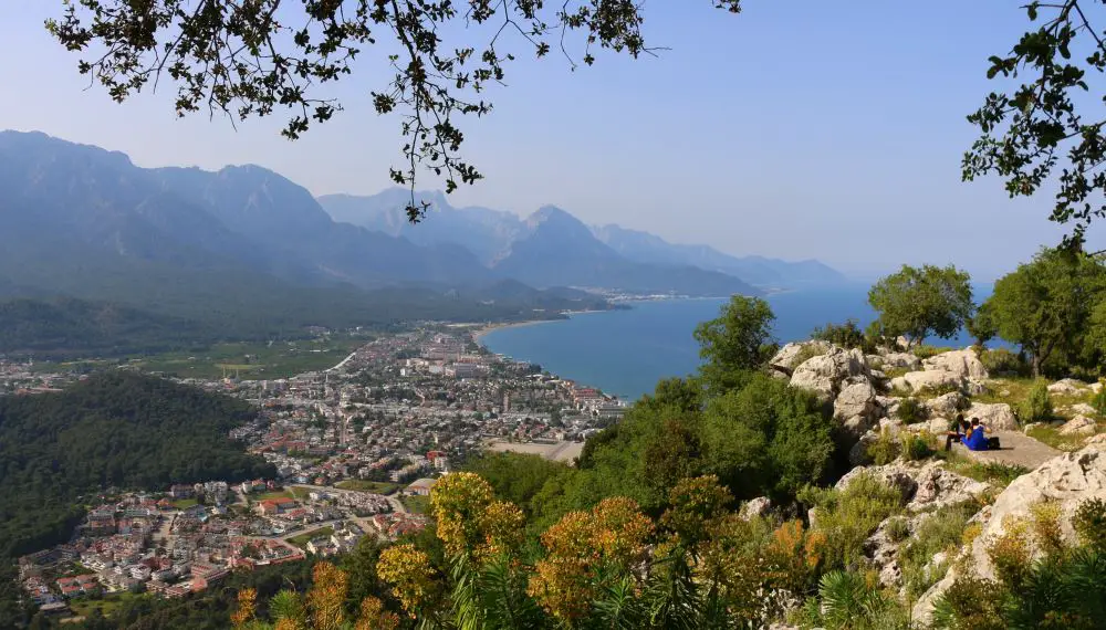 Ausblick von einem Hügel auf Kemer-Stadt