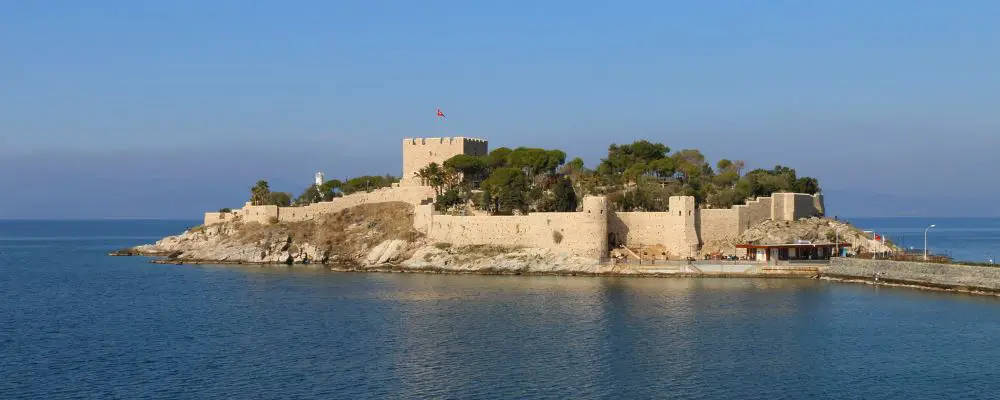 Eine Burg auf einer mit einer Brücke zum Land hin verbundenen Insel