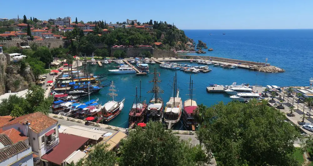 Yachthafen in der Innenstadt von Antalya im Sommer