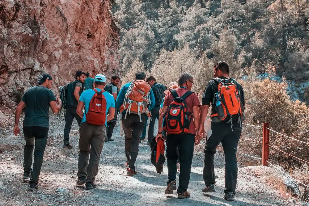 Wandergruppe am Weg zum Ende des Canyons mit Rucksäcken