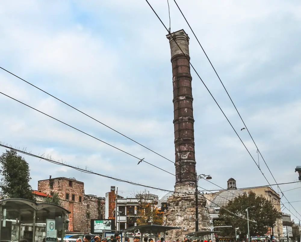 Cemberlitas Säule nahe der gleichnamigen Straßenbahnstation in Istanbul mit dem Großen Basar im Hintergrund