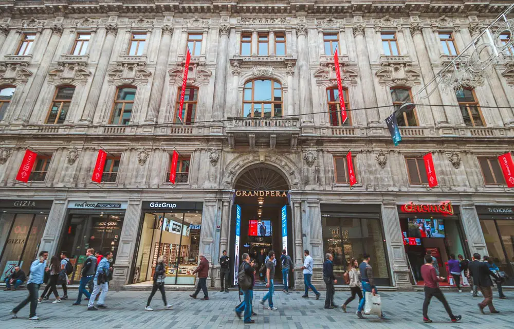 Grandpera in der Istiklal Caddesi in Istanbul am Tag mit vielen Menschen beim Shoppen