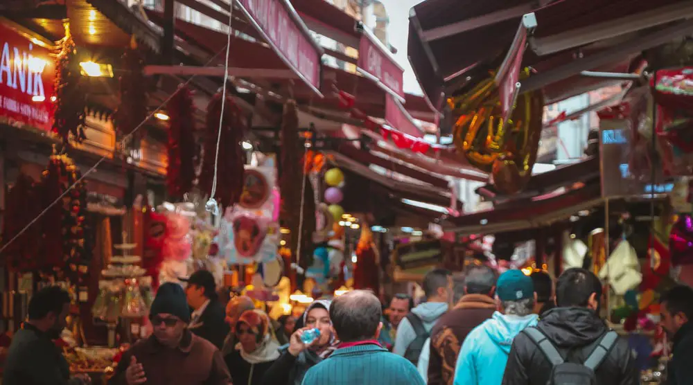 Marktstraße außerhalb des Ägytischen Basar in Istanbul