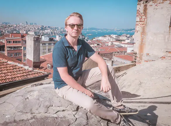 Thomas sitzt auf einem Dacht in Istanbul mit Blick auf den Bosporus