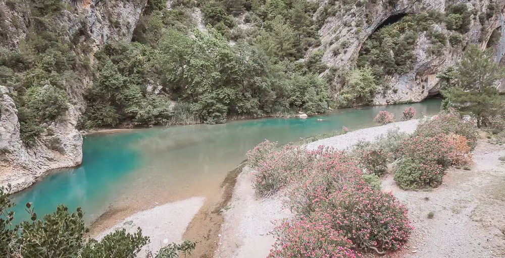 Alara Fluss mit den umliegenden Bergen