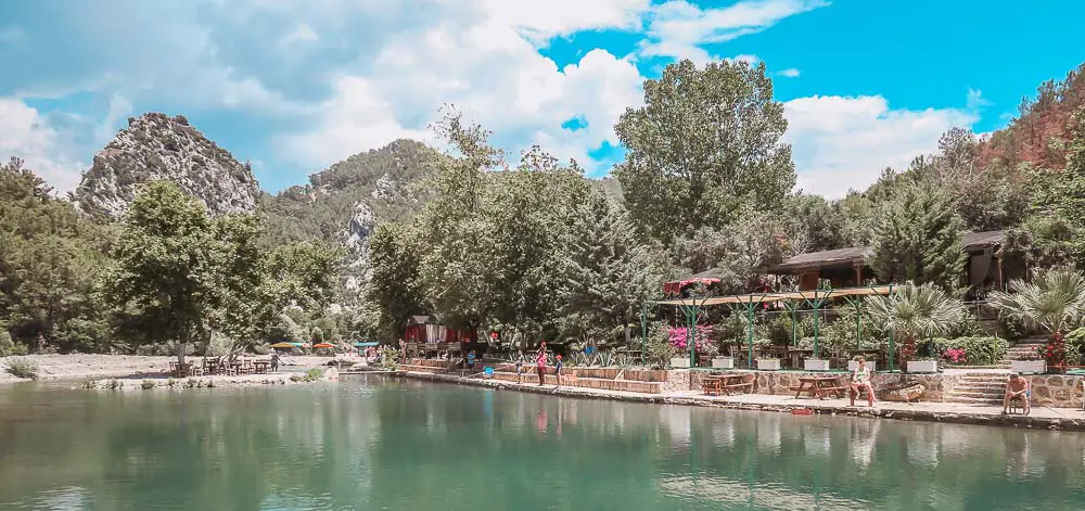 Kleiner Teich zum Angeln in Alra im Taurusgebirge in Alanya in der Türkei