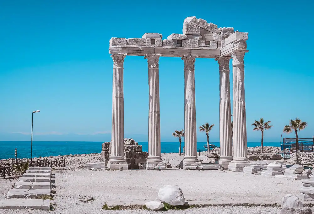 Fünf Säulen der Ruinen des Apollon Tempel in Side mit Blick auf das Meer