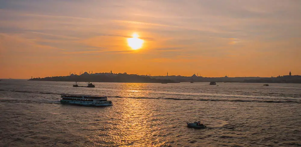 Sonnenuntergang am Bosporus und Schiffe