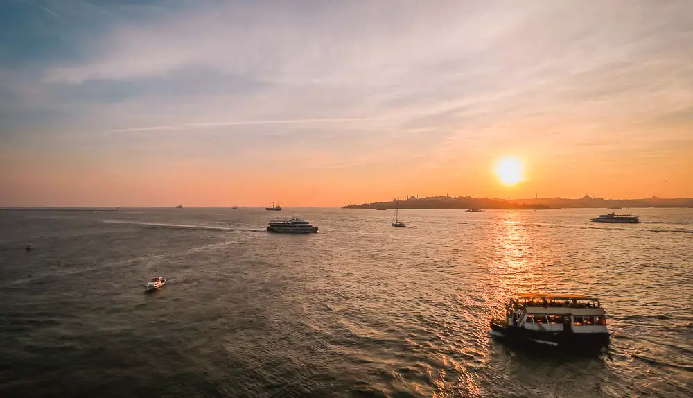 Ausblick auf den Bosporus am Abend vom Mädchenturm