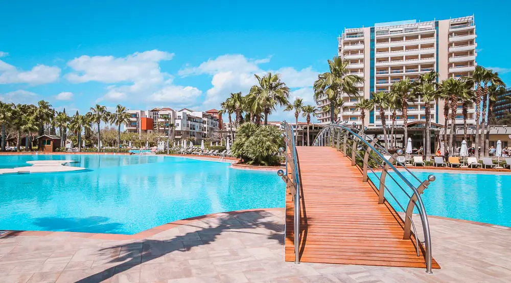 Pool des Barut Lara Hotel in Antalya an der türkischen Riviera