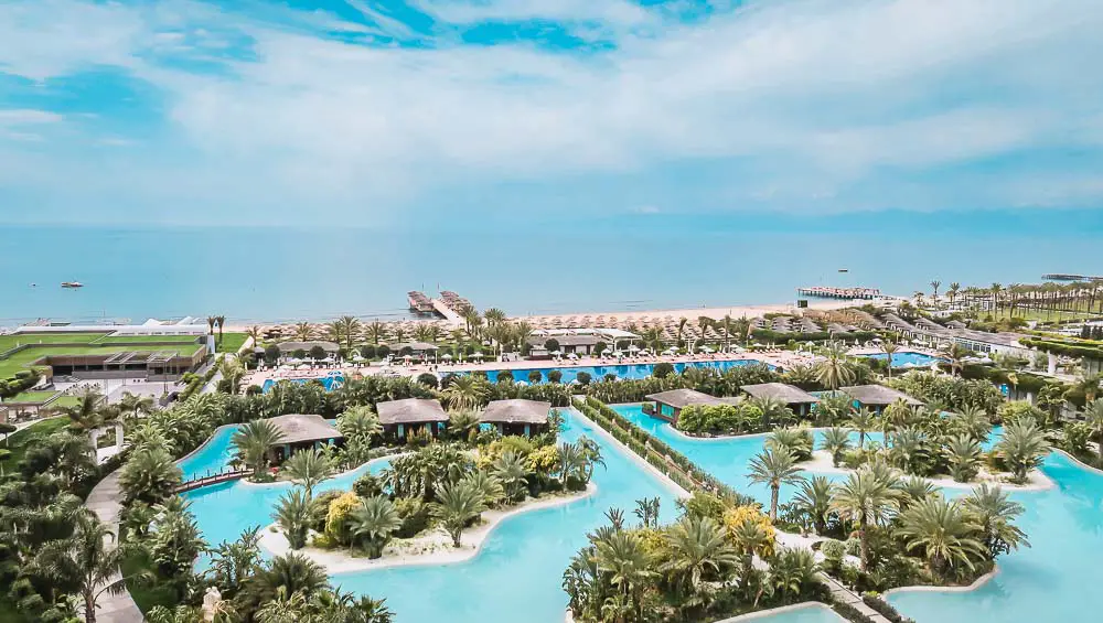 Hotelpool und Strand in Belek in der Türkei