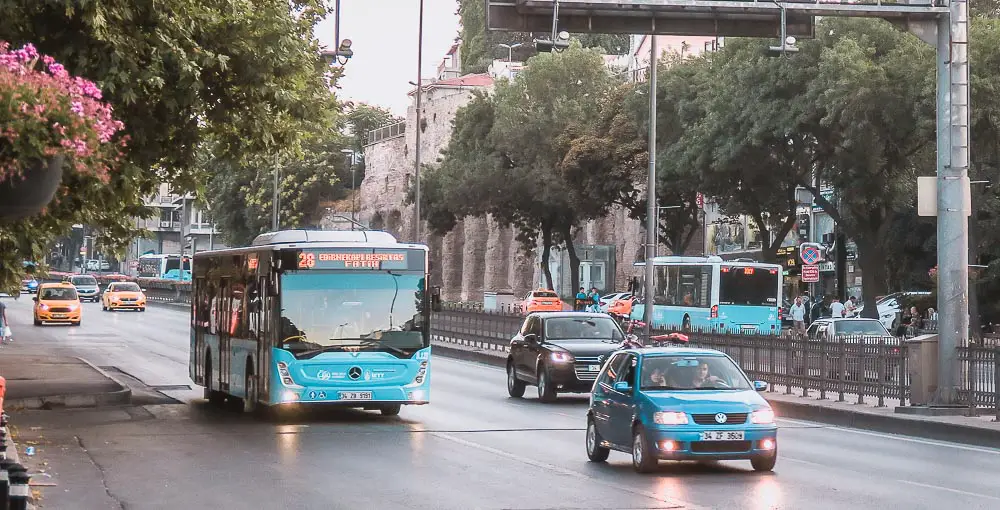 Typischer blauer IETT Bus in der Innenstadt von Istanbul