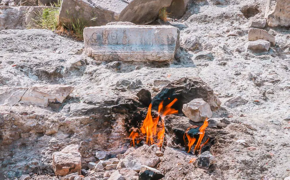 Natürliche Gasflamme lodert aus einem Felsen der Yanartas-Chimaira