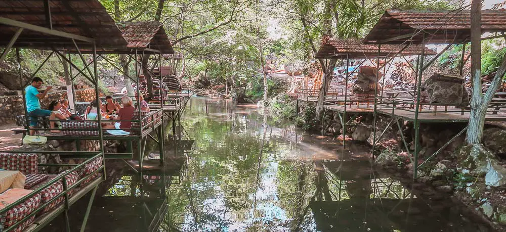 Flussrestaurants auf Pfählen über dem Oba Fluss in Alanya