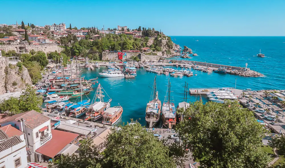 Hafen mit Segelschiffen in der Altstadt von Antalya
