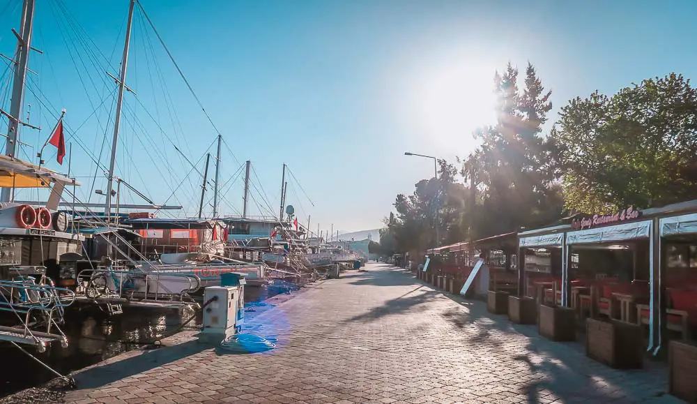 Schiffe im Hafen von Fethiye im Sonnenuntergang