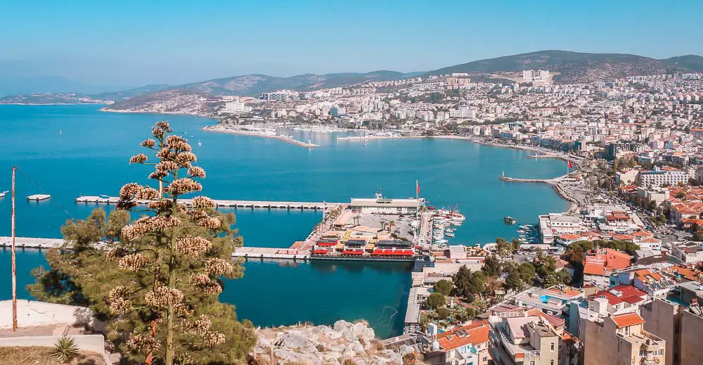 Blick auf den Kreuzfahrthafen und Hafen von Kusadasi mit der Innenstadt