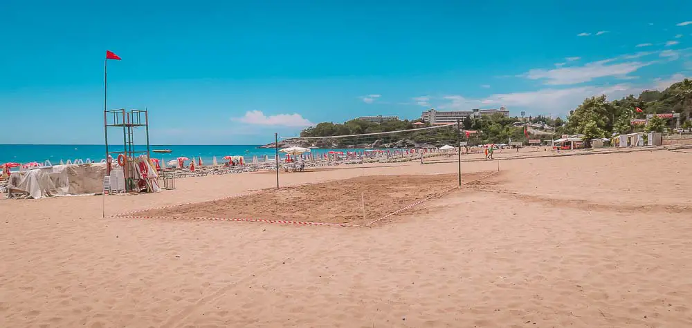 Beach Volleyballplatz, Sonnenliegen und ein All-Inclusive Hotel am Incekum Sandstrand mit Blick auf das Meer