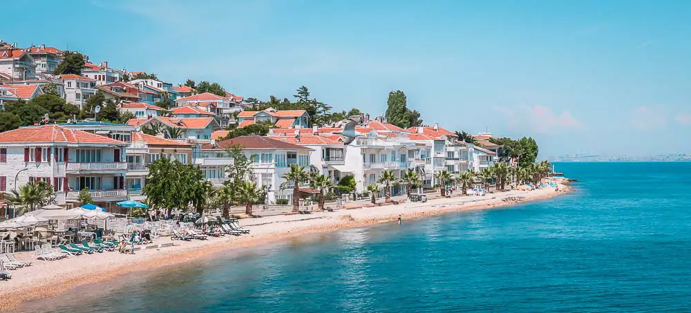 Strand an der Küste der Insel Kinali 