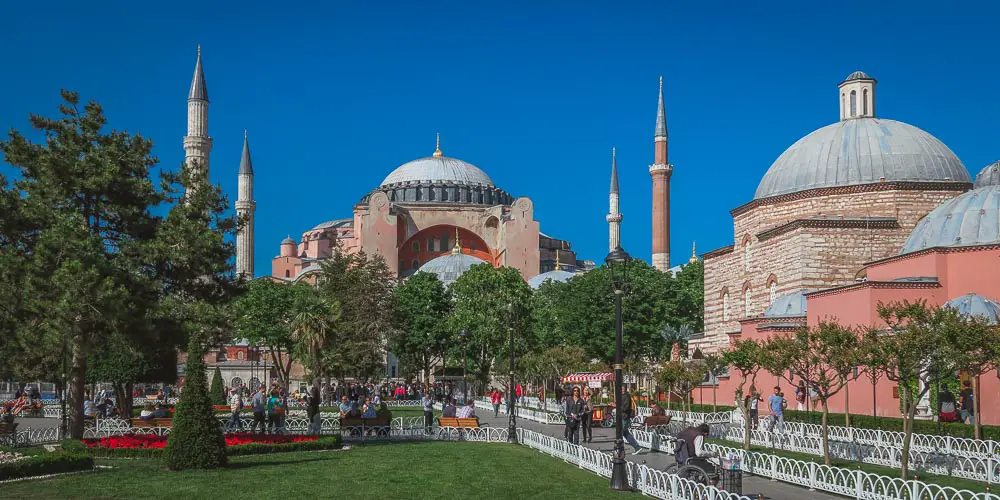 Grüner Platz mit Palmen und Gras vor der Hagia Sophia