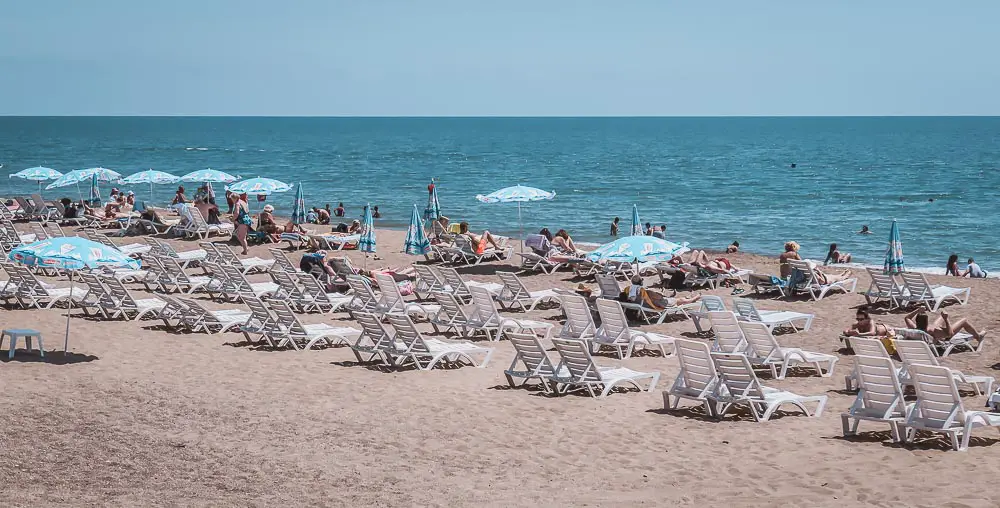 Sonnenliegen am Lara Strand in Antalya in der Türkei