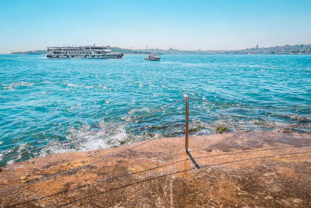 Ufer am Mädchenturm und der Bosporus mit eine Fähre