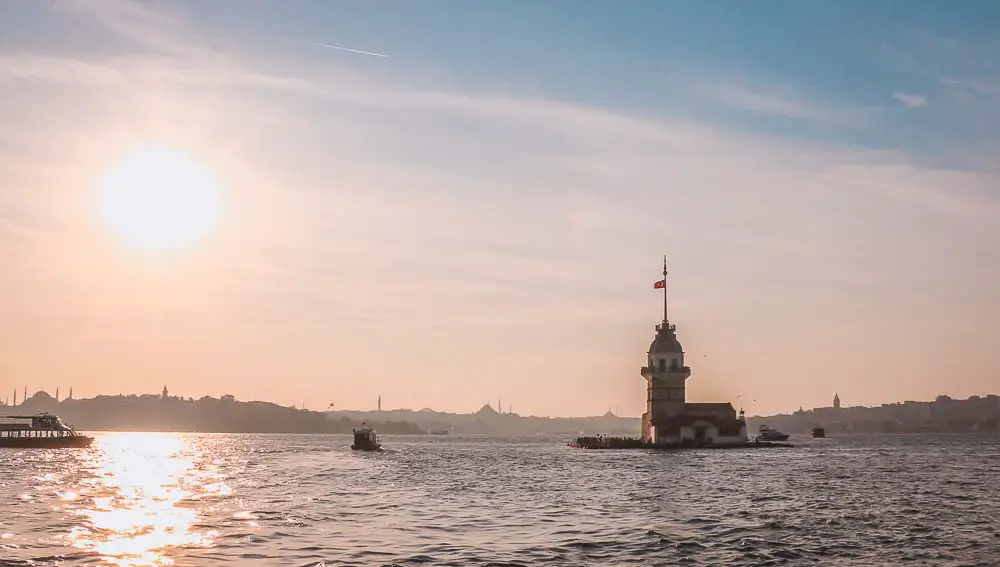 Sonnenuntergang am Bosporus in Istanbul mit dem Mädchenturm