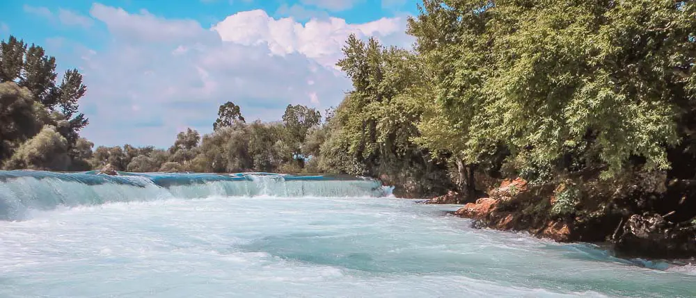 Bäume am Flussufer nach dem Manavgat Wasserfall