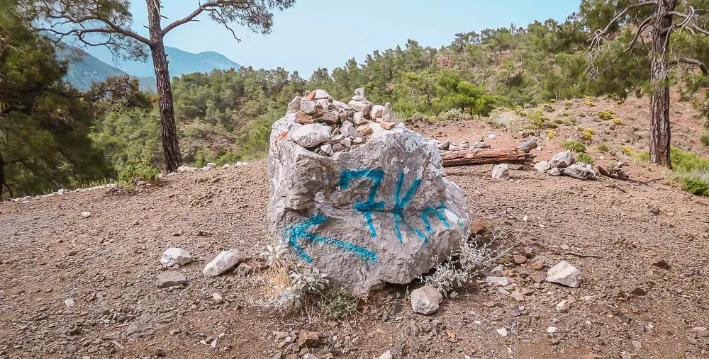 Markierungsstein des Lykischen Weg mit der Aufschrift 7km und einem Pfeil