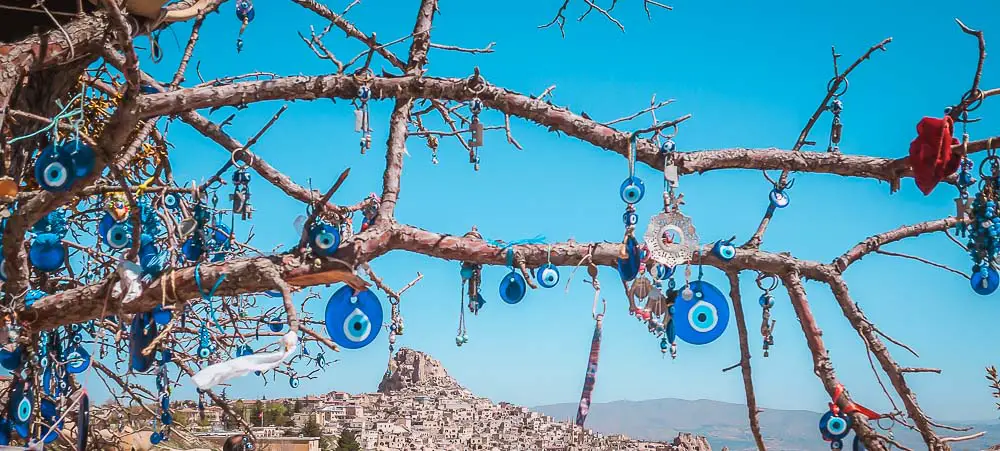 Mehrere Nazar Boncugu Amulette hängen auf einem Baum