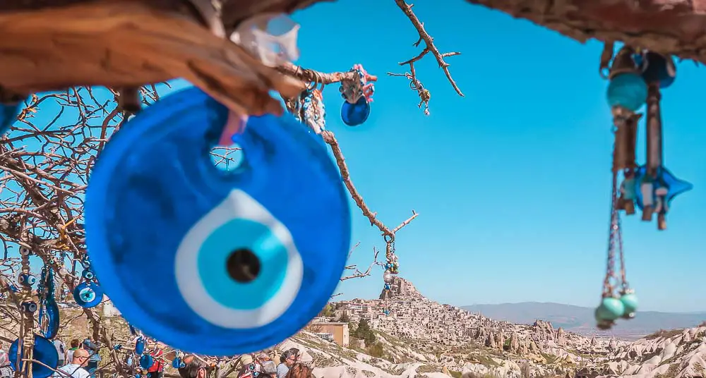 Nazar Boncugu (Türkisches Auge) Amulett mit einer schwarzen Pupille, einem hellblauen Rand, der von einem weißen und danach von einem dunkelblauen Rand umschlossen ist. 