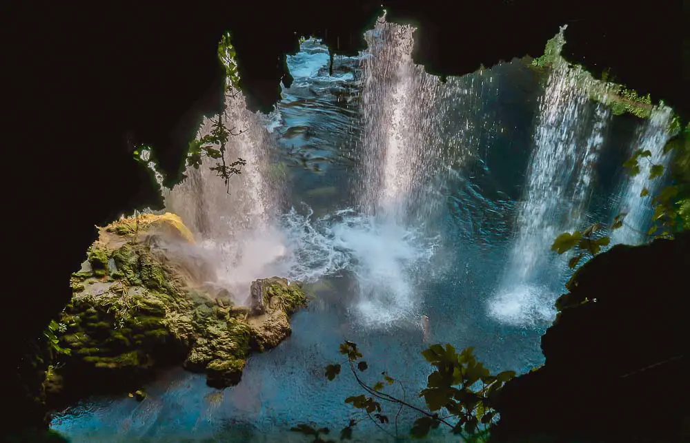 Blick aus der Höhle am Oberen Düden Wasserfall auf das Wasser