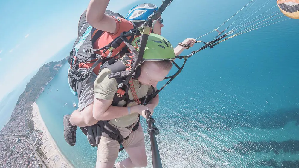 Thomas von TürkeiReiseblog.de beim Paragliden in Alanya über dem Kleopatrastrand in der Türkei.