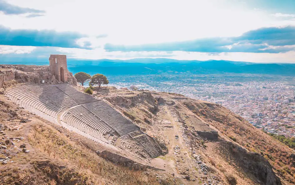 Die Ruinen des Theaters von Pergamon mit der heutigen Stadt Bergame im Hintergrund