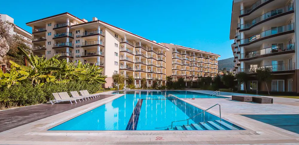 Pool des Ramada Resort in Kusadasi