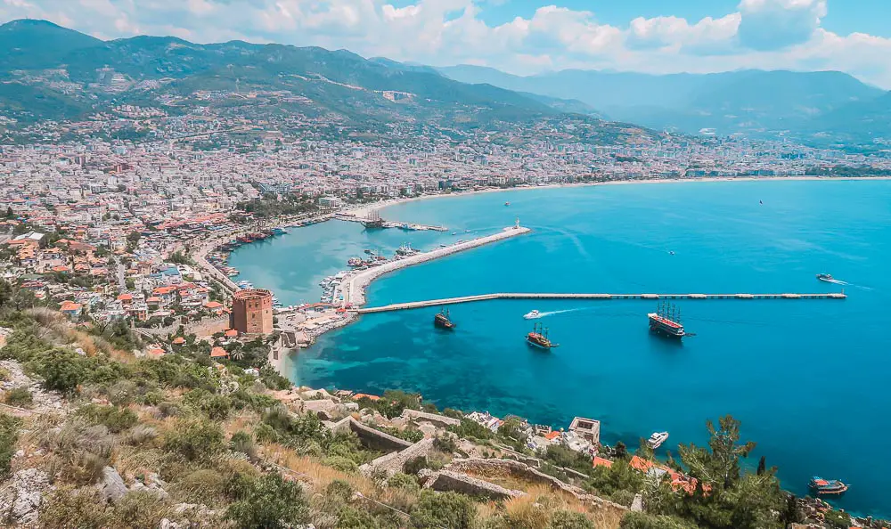 Blick vom Burgberg von Alanya auf den Roten Turm, den Hafen und das Meer an der türkischen Riviera