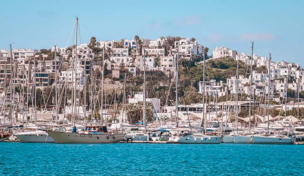 Segelschiffe im Hafen von Bodrum mit dem Meer und Häusern im Hintergrund