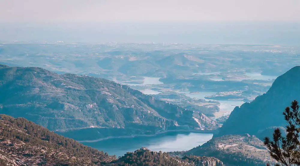 Ausblick von den Bergen auf den Oymapinar Stausee mit der Küste im Hintergrund