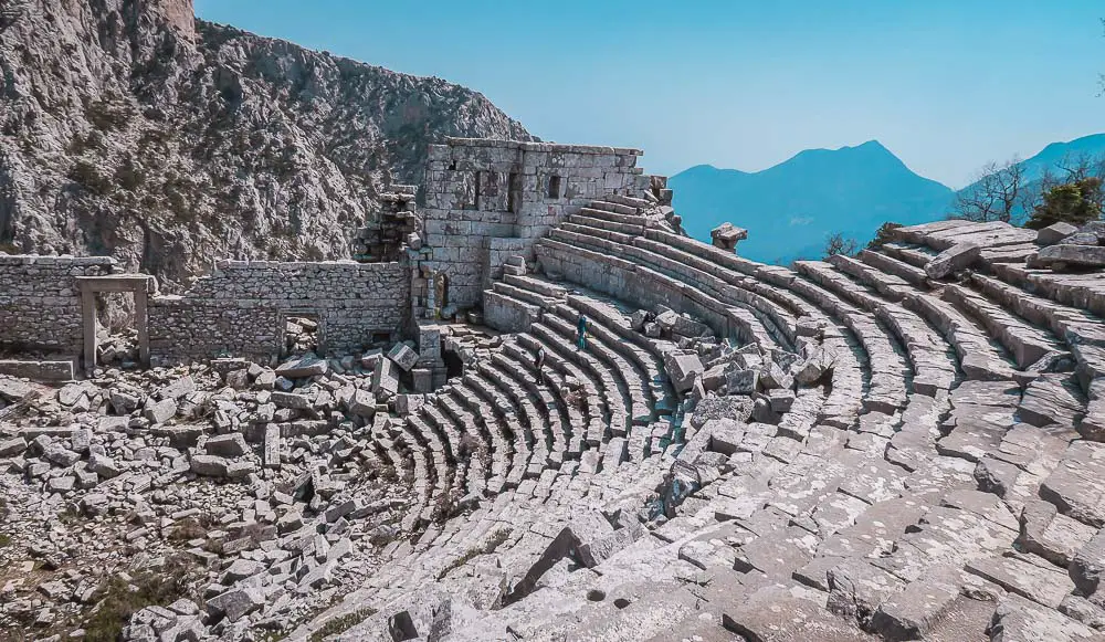 Ausblick auf die Sitzplätze im antiken Theater von Termessos und den Berge des Taurusgebirges im Hintergrund