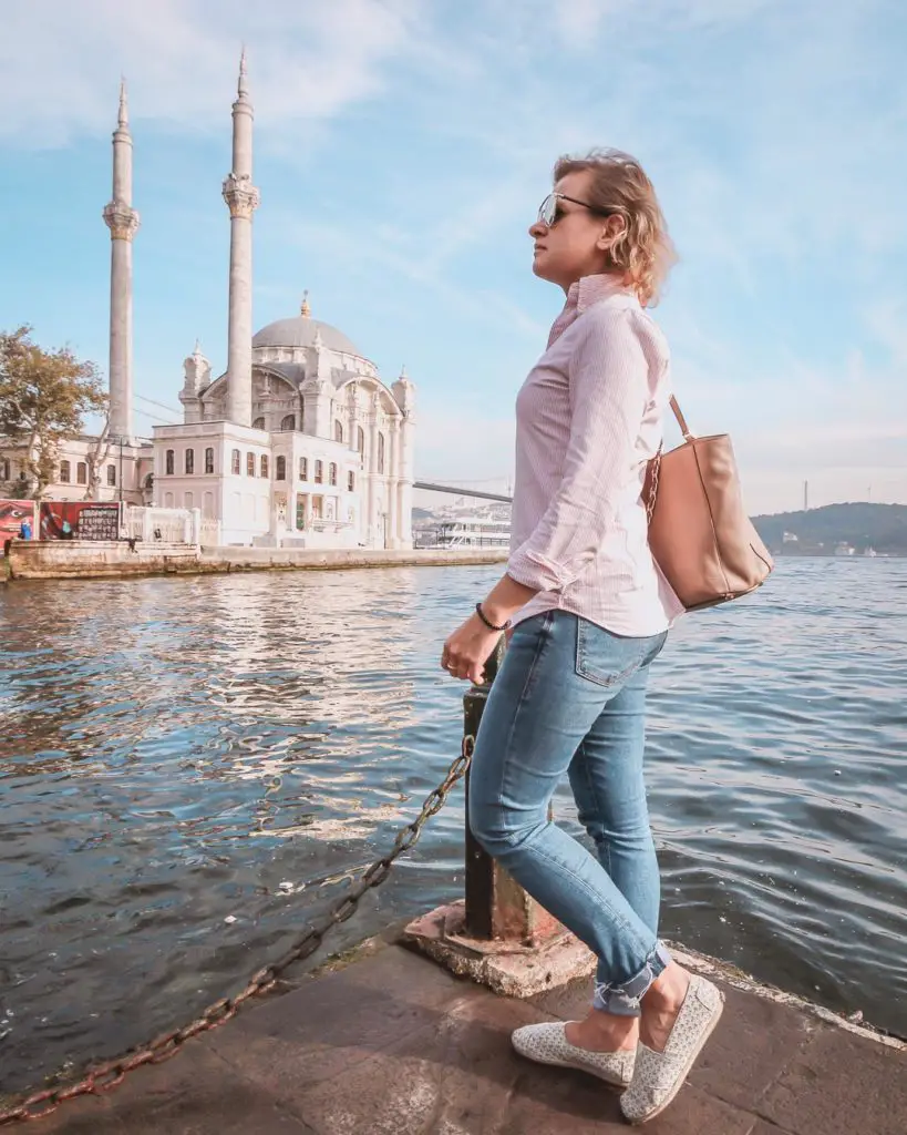 Daria steht am Ufer des Bosporus bei der Ortaköy Moschee in Istanbul in der Türkei.