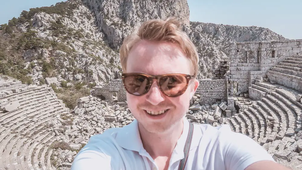Thomas von TürkeiReiseblog.de in den Ruinen des Theater von Termessos mit Ausblick auf den Berg Solymos und das Taurusgebirge.