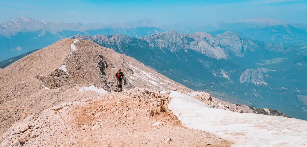 Wanderer ist kurz vor dem Gipfel des Tahtali Dagi in Kemer