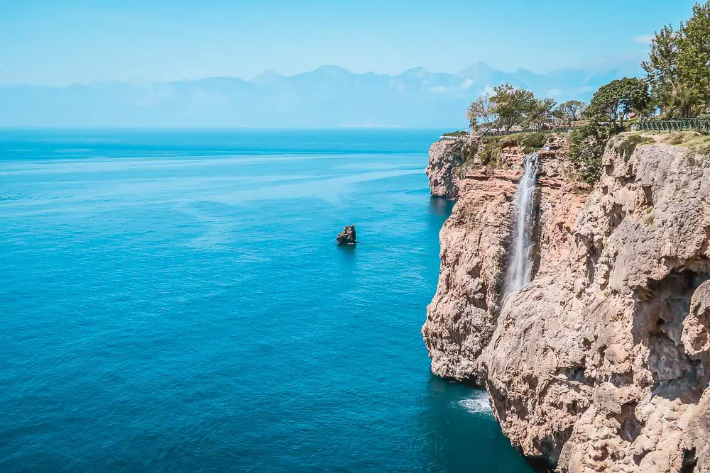 Ein kleiner Wasserfall an den 50m hohen Klippen in Antalya