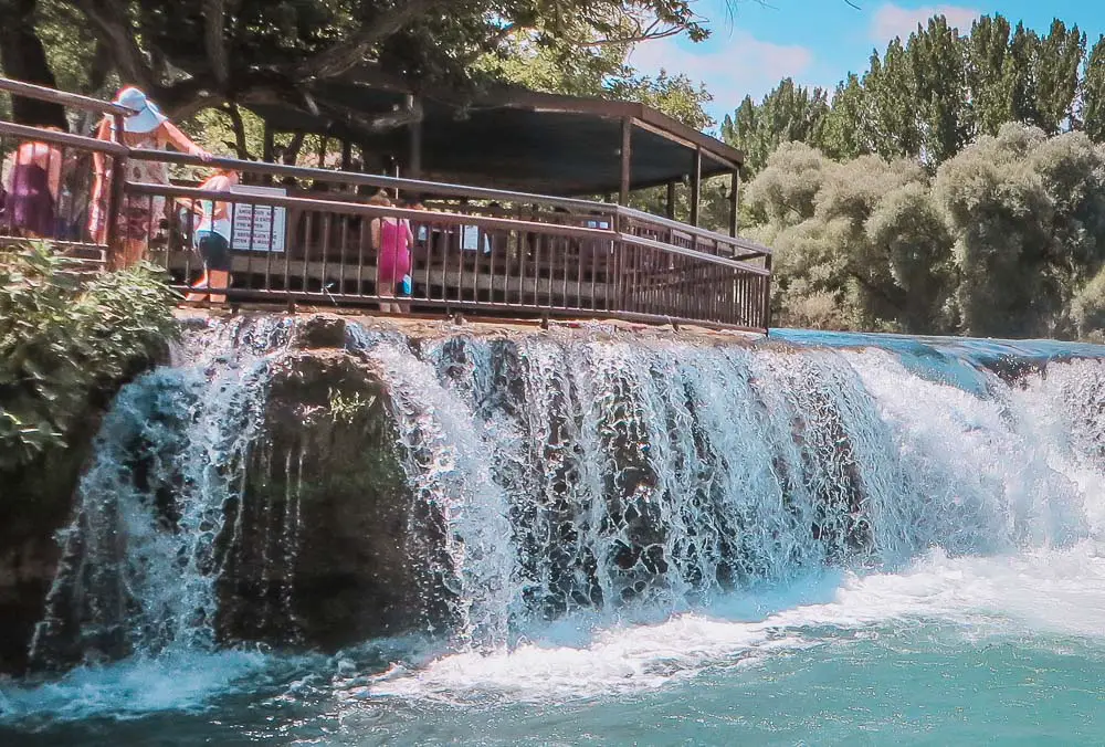 Geländer am Manavgat Wasserfall und das Restaurant mit einem Dach