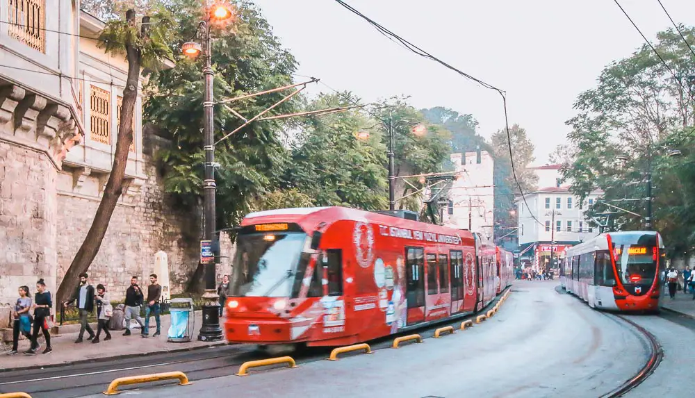 T1 Straßenbahn vor den Mauern des Topkapi Palast